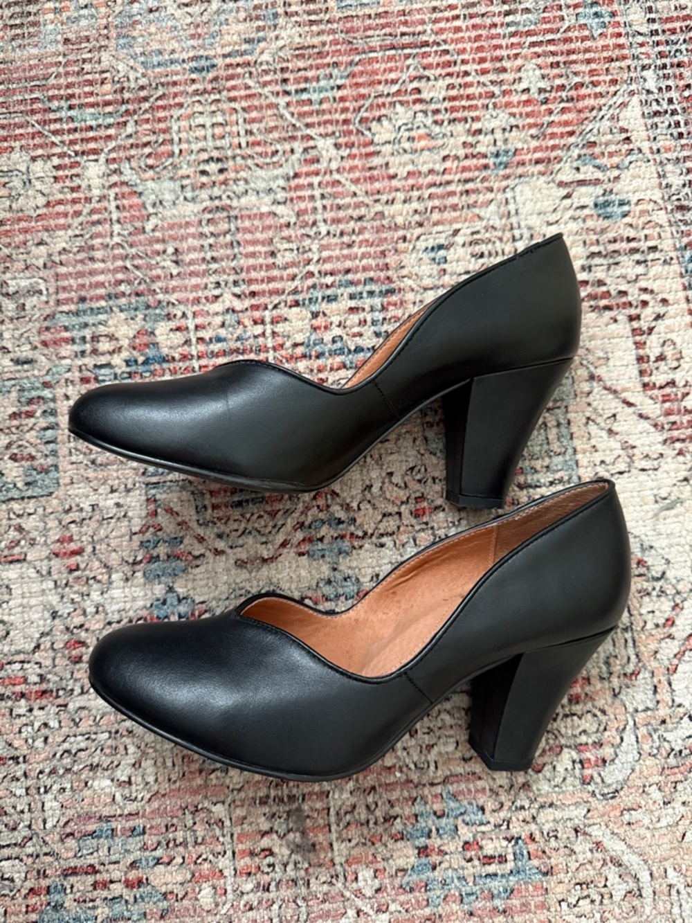 Women's Black Leather Pointed Toe Pumps - Picture 2 of 4